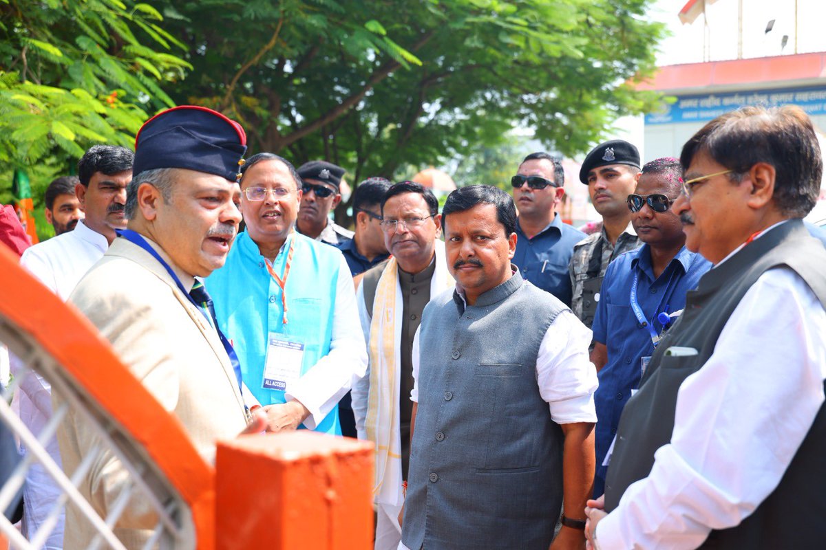 RamPratapBJP's tweet photo. मेरठ स्थित करगिल शहीद स्मृति उपवन पहुंचकर माननीय राष्ट्रीय अध्यक्ष श्री @NitinNabin जी ने अपना सर्वोच्च बलिदान देने वाले वीर जवानों को श्रद्धासुमन अर्पित कर नमन किया तथा उनकी स्मृति में वृक्षारोपण किया।

वीर शहीदों को कोटि-कोटि नमन। 🇮🇳 https://t.co/CvZrE3x77d