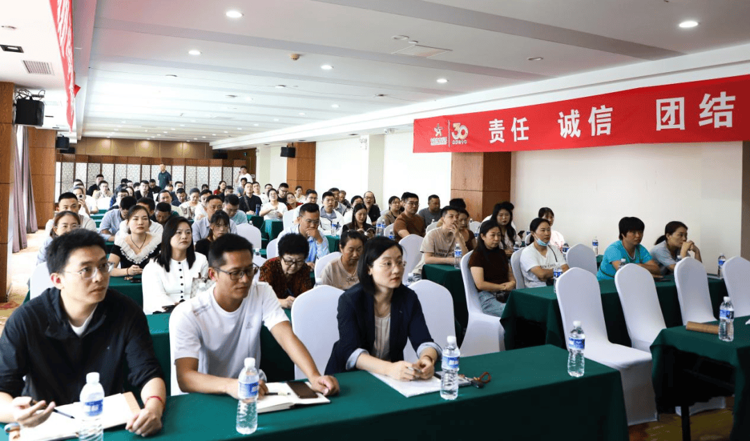 LinneaReen's tweet photo. Increíble taller de marketing digital hoy! Aprendí trucos clave para redes sociales con expertos, gracias a todos los asistentes por la energía! （今日超棒的数字营销 workshop！从专家那里学到了社交媒体的关键技巧，感谢所有参会者带来的活力！） https://t.co/YFMUOuhA4N
