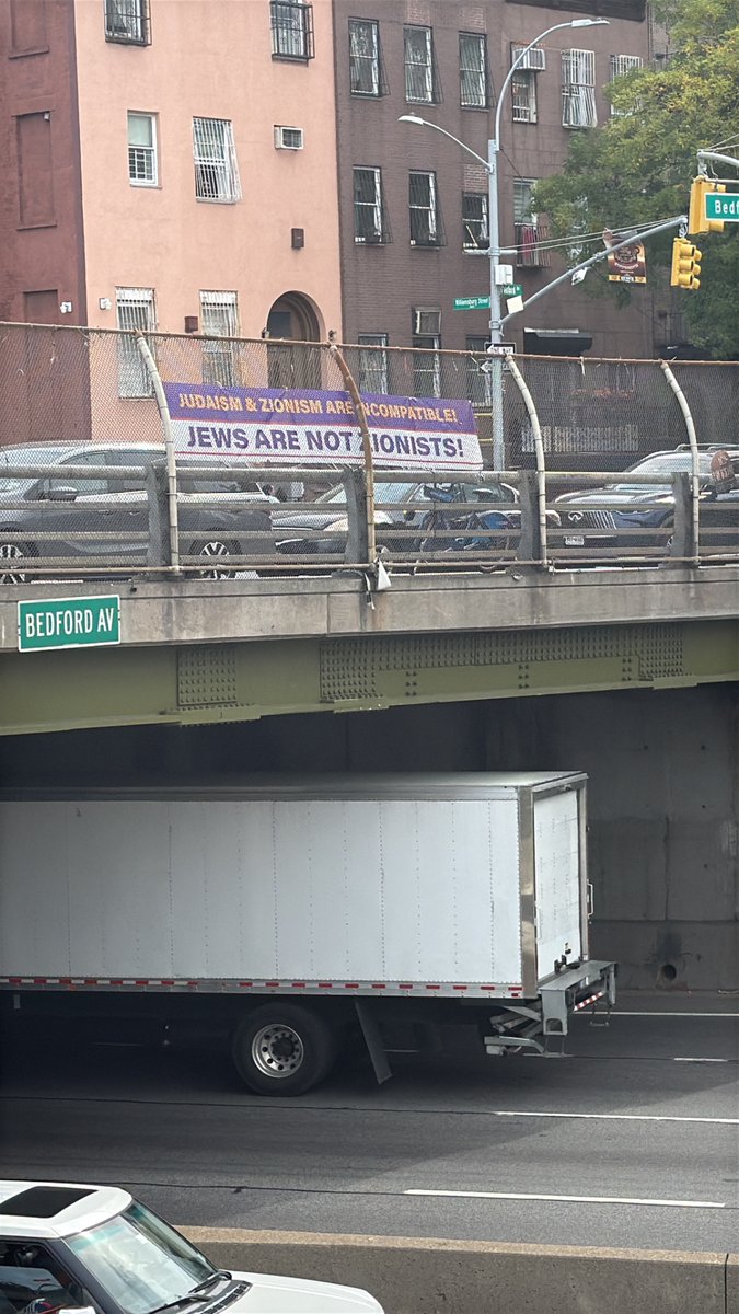 voiceofrabbis's tweet photo. This is how New York Jews are “welcoming” the Prime Minister of a foreign country called Israel. https://t.co/raXlFuus2S