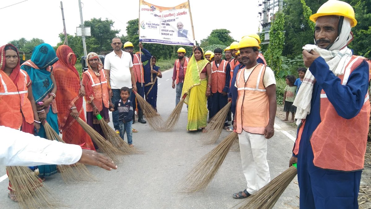 LsbaMuzaffarpur's tweet photo. #SBMG/#LSBA cleanliness drives #Panchayat in various #Block to clean public areas & remove legacy waste.
#SwachhtaKarmis,#Schoolchildren #communitymembers are actively participating,Demonstrate 4Ways Segregation.
#SwachhataHiSeva2026 #SwachhBharat #Muzaffarpur
@DmMuzaffarpur https://t.co/qf4mHjhvvr