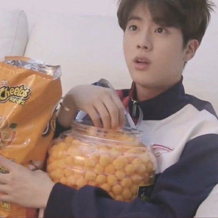 itssammy35's tweet photo. Cheetos Jin 🤏🏼 https://t.co/XXHvwceyQE