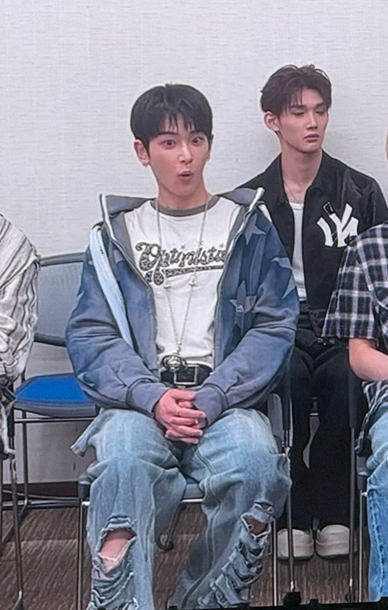 pinkuujju's tweet photo. When you see your parents acting up and being nasty asf in public https://t.co/l6mbIFk7lm
