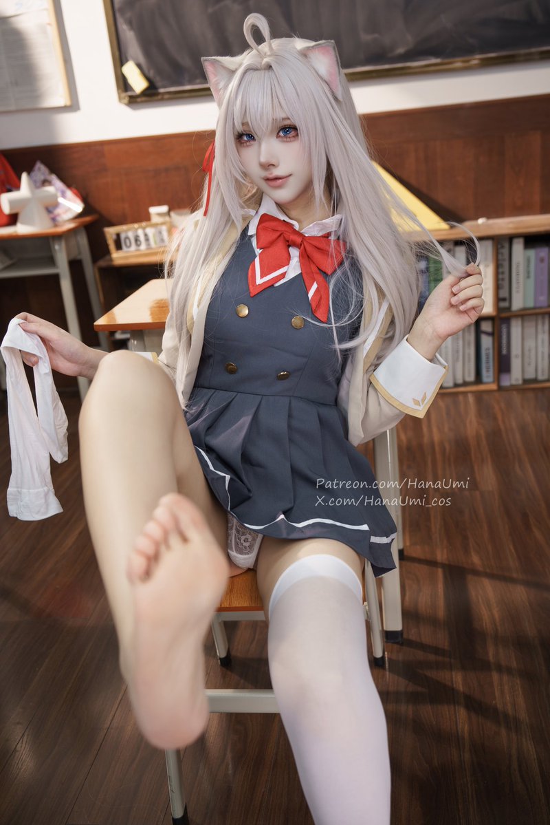 HanaUmi_cos's tweet photo. This must feel like a reward to you, huh? 🎁

這對你來說是獎勵吧🎁

これって、あなたにとってはご褒美だよね？🎁

#cosplay #alya #alisa #roshidere https://t.co/hLsIMk3QqR