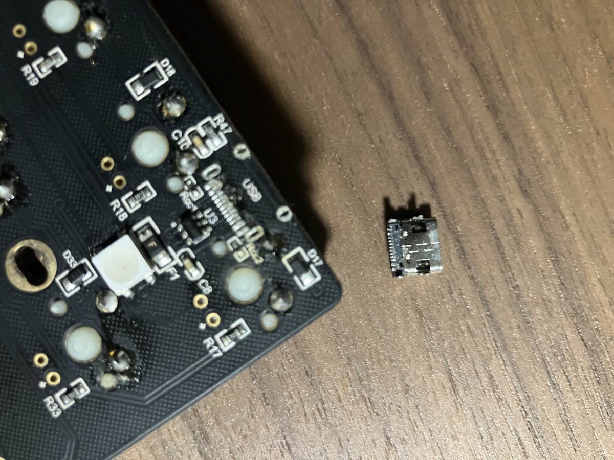 Kotokaze__R's tweet photo. 回復を試みたが半田ツラすぎて断念…
カスのライフハックにより DZ60 の延命を決行 https://t.co/Ei6G2MKter