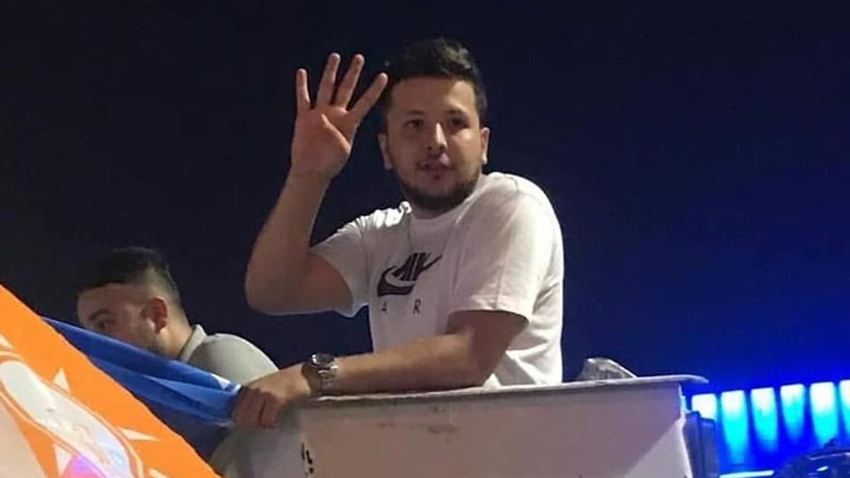 DeSeteneya's tweet photo. Şimdi iktidar borazanlarının sesi çıkmıyor

Vurguncu hırsızları tanıyalım.

Bu gördüğünüz şahıs Muhammed Yarız ve 28 yaşında,

Akp gençlik kolları tayfasından!

Bu yaşında Pusula Holding'in Yön. Kur. Başkanlığı'na getiriliyor.

Bu yatın markası Benetti Oasis, İtalyan...
En lüks yat olarak biliniyor. 
Yılda 5 adet üretiliyor. 
Fiyatı 19 milyon Euro.
Rabia işaretiyle poz veren 28 yaşındaki Akp'li 26 Mayıs 2026'da bu tekneyi satın alıyor. 
Tekne şu anda Marshall Adaları'nda..!

30 milyon TL'lik sürat teknesi de var Bodrum'da!

Ama masum insanlar hırsız diye 2 yıldır hapis bu ülkede..!
#NeFonuYokEmeklininDonu