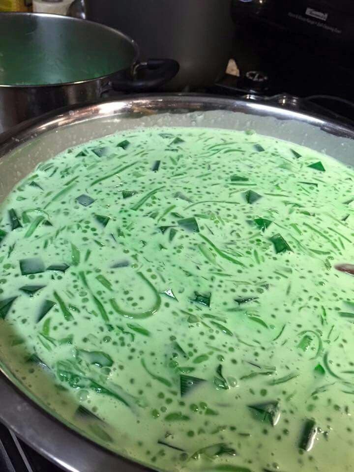 bleuwiny's tweet photo. buko pandan                    or                    mango sago https://t.co/VkG8apcMm3