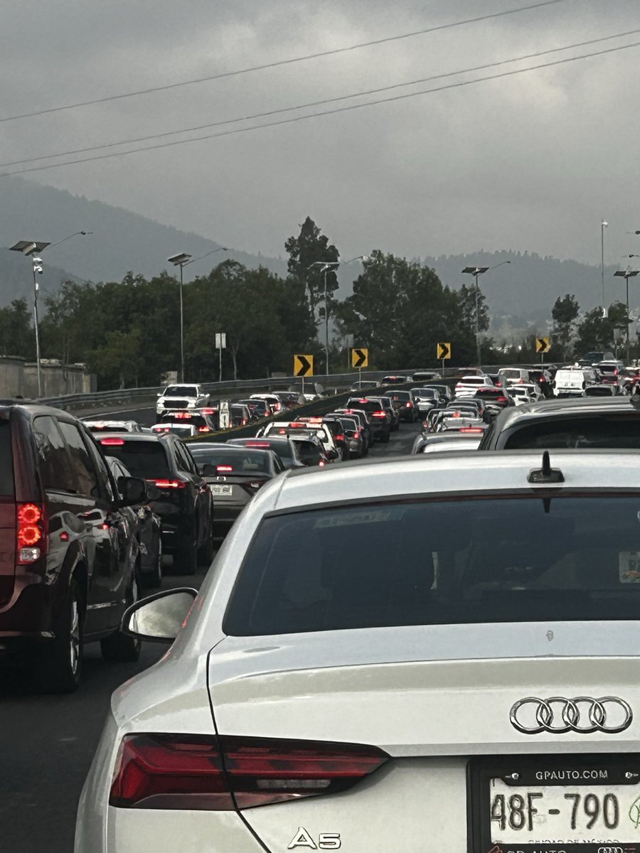 Y2KBVB's tweet photo. @Supervia_CDMX @LaCuchuflais Mira lo que sirve tu carril reversible abierto desde las aguilas 
Para nada sirve https://t.co/Vq4af6m3y4