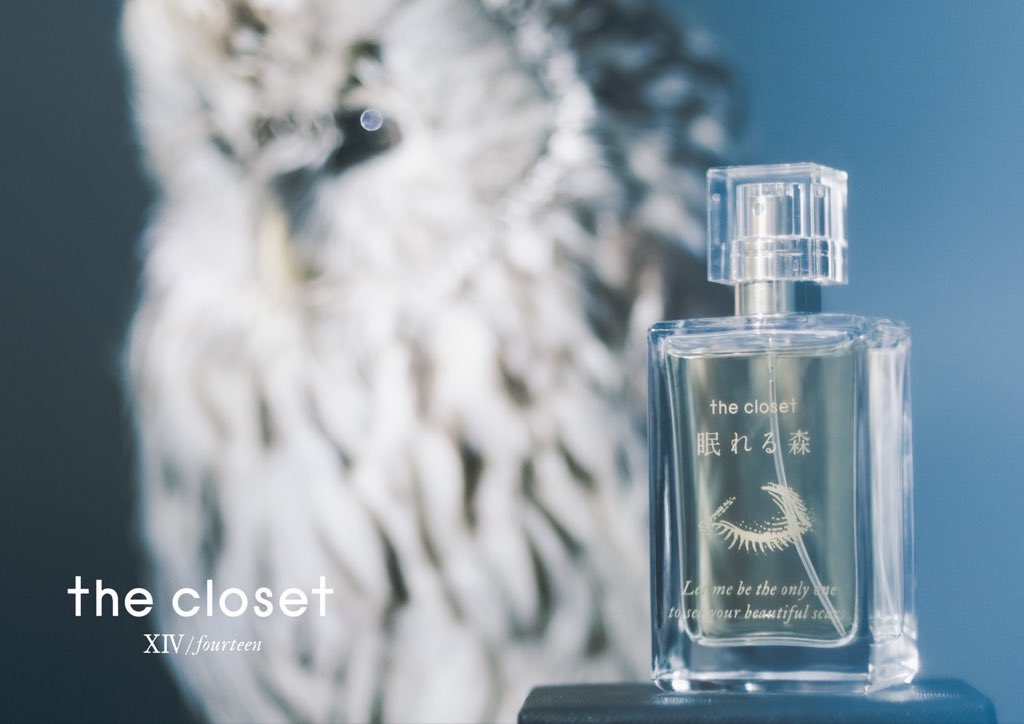 Pla_ryutaro's tweet photo. 【the closet】

2026年
冬の新作コレクション
「XⅣ / fourteen」
アイテムご紹介していき〼。
まずは久々となり〼
【香水】から。

”眠れる森” perfume

●大地を思わせる深みと、ハーブのような清々しさ。
静かな森に佇む針葉樹を思わせる、落ち着いたウッドテイストのフレグランス、デス。
●シダーウッドの奥行きある香りに、やわらかな花々の気配が重なり、深い森の中へと足を踏み入れたような穏やかな香りへ。
●静寂の中に、どこか凛とした強さを秘めた、the closetオリジナル調香となり〼。
●ボトルには静かに瞼を閉じたモチーフをあしらい、黒を基調としたボックスにはゴールドの意匠を施しました。
香りだけでなく、その佇まいにも「眠れる森」の世界をひとつの箱に閉じ込めました。
眠りへと誘う森を、纏う。
“眠れる森” perfume.

となって〼。

（・ご案内・）/

こちらお店デス。
https://t.co/pf7VRPTvMK