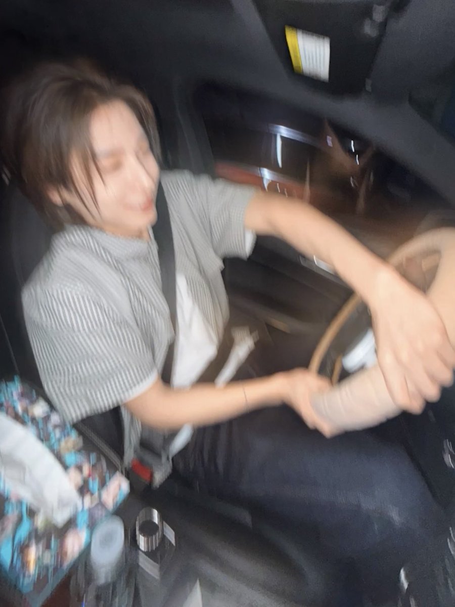 iqouea4's tweet photo. 엄청 신나보이고 엄청 정신없음 https://t.co/dX669aUNFS