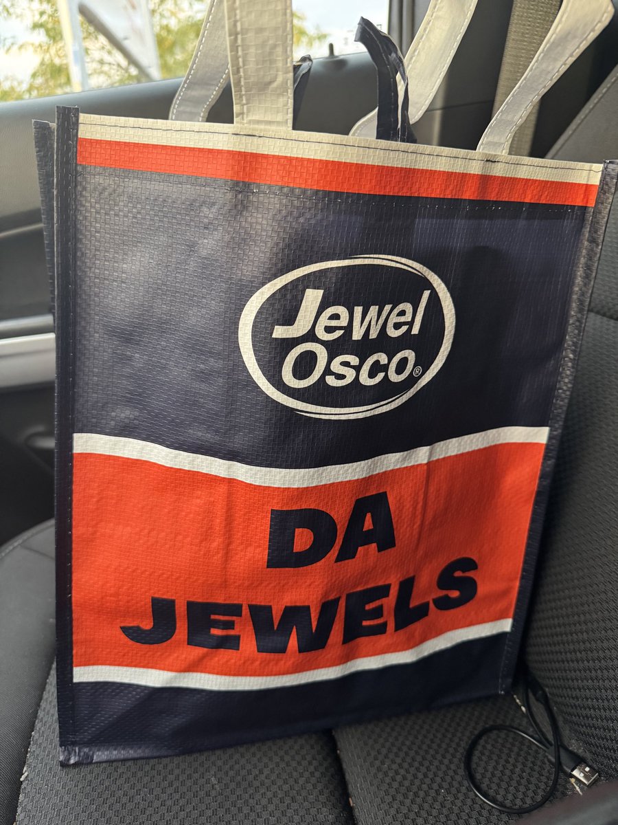 giardinayo's tweet photo. Chicagoland’s most exclusive tote has finally been secured https://t.co/1OYMRqScMs