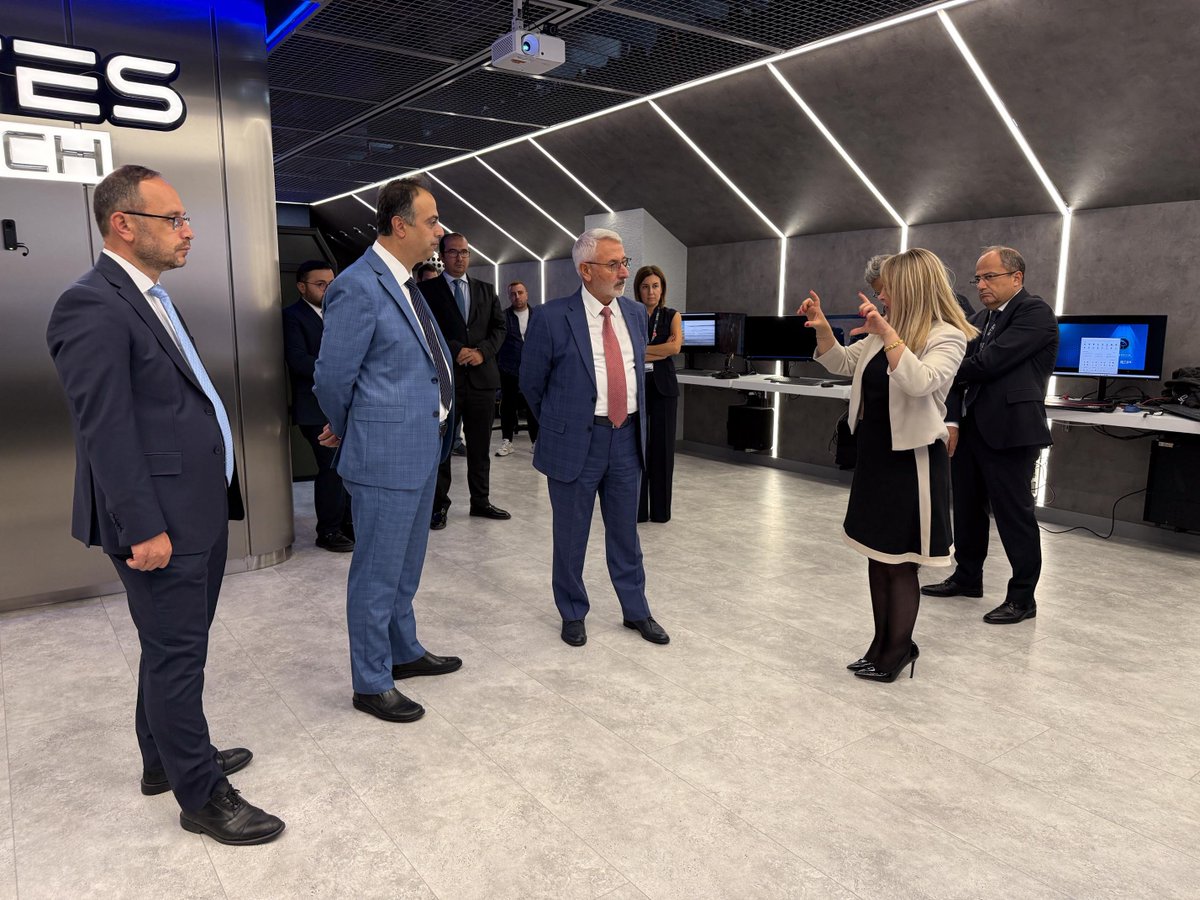 BitesSavunma's tweet photo. MKE Genel Müdürü Sayın İlhami KELEŞ’i, Genel Müdürümüz Yıldırım AZİZOĞLU’nun ev sahipliğinde BİTES’te ağırladık.

Ziyaret kapsamında BiTECH Deneyim Merkezimizi gezen Sayın KELEŞ’e; savunma teknolojileri, eğitim ve simülasyon, yapay zekâ ve dijital dönüşüm alanlarında geliştirdiğimiz ürün ve çözümler tanıtıldı. İlgili direktörlerimiz, sorumluluk alanlarındaki sistemlerin teknik özellikleri, kullanım alanları ve kullanıcı ihtiyaçlarına yönelik sunduğu imkânlar hakkında ayrıntılı bilgi aktardı. Bu sunumlar, BİTES’in farklı uzmanlık alanlarındaki çalışmalarının ve teknoloji portföyünün bütüncül olarak incelenmesine olanak sağladı.

Savunma sanayiimizin gelişiminde, kurumlarımızın sahip olduğu tecrübe ve yetkinliklerin birbirini tamamlamasını değerli buluyoruz. MKE’nin sanayi altyapısı ve üretim deneyimi ile BİTES’in dijital teknolojilerdeki uzmanlığının, ülkemizin ihtiyaçlarına cevap verecek yeni çözümler için güçlü bir potansiyel taşıdığına inanıyoruz. Bu potansiyeli ortak projelere taşıyacak iş birliklerine katkı sunmayı hedefliyoruz.

Sayın KELEŞ’e nazik ziyaretleri ve çalışmalarımıza gösterdikleri ilgi için teşekkür ediyor; kurumlarımız arasındaki diyaloğun, savunma sanayiimize değer katacak iş birlikleriyle güçlenmesini temenni ediyoruz.

--

Our General Manager, Yıldırım AZİZOĞLU, welcomed Mr. İlhami KELEŞ, General Manager of MKE, to BİTES.

As part of the visit, Mr. KELEŞ toured our BiTECH Experience Center, where he was introduced to our products and solutions in defence technologies, training and simulation, artificial intelligence, and digital transformation. Our directors provided detailed information on the technical features and applications of the systems within their respective areas of responsibility, explaining how their capabilities address user needs. These presentations offered a comprehensive view of BİTES’ work across its various areas of expertise and its technology portfolio.

We value the complementary experience and capabilities of our organisations in advancing our defence industry. We believe that MKE’s industrial infrastructure and manufacturing experience, together with BİTES’ expertise in digital technologies, offer significant potential for new solutions that address Türkiye’s needs. We aim to contribute to partnerships that translate this potential into joint projects.

We thank Mr. KELEŞ for his kind visit and his interest in our work, and look forward to further strengthening the ties between our organisations through partnerships that contribute to our defence industry.

#BİTES #MKE