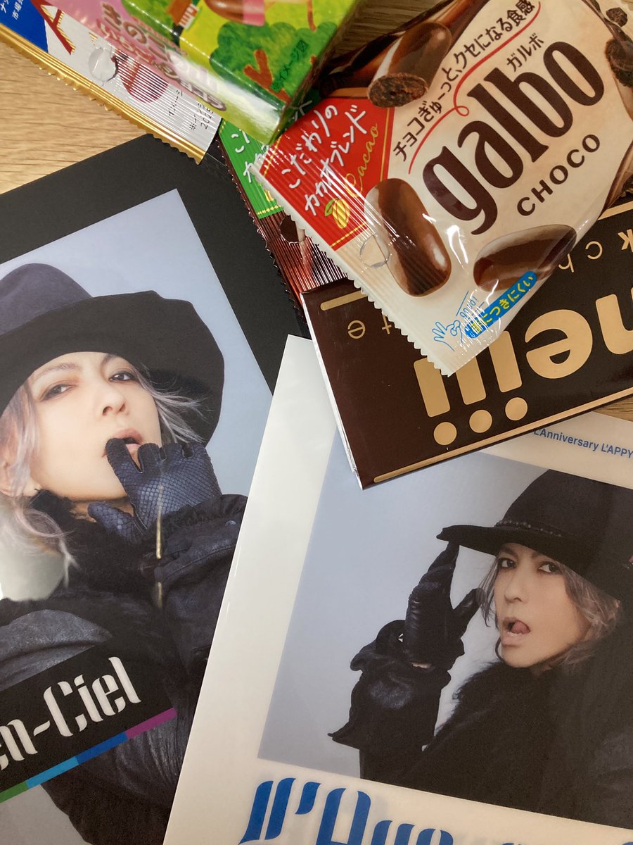 fgqSWRCdmL22932's tweet photo. ラルクのクリアファイル得てきた🌈

わが家にhydeさんとチョコ🍫が潤った🥰🥰 https://t.co/0N6vWSiCWt