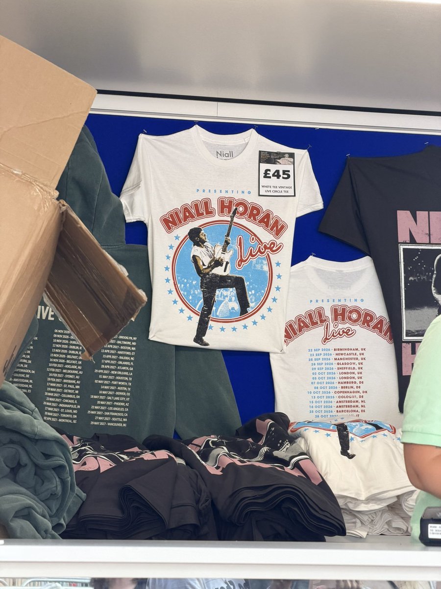 niallontours's tweet photo. More of the merch!

via @homeofsexualz https://t.co/D65reYGPfn
