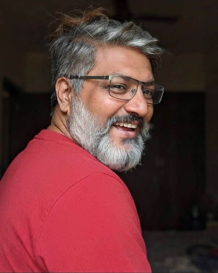 Dubeyvicky_11's tweet photo. Turning back just to smile.
.
.
.
.
.
.
.
#SilverHair
#BeardLife
#GreyBeard
#BeardedMen
#SmileMore https://t.co/PMgOqE3IxX