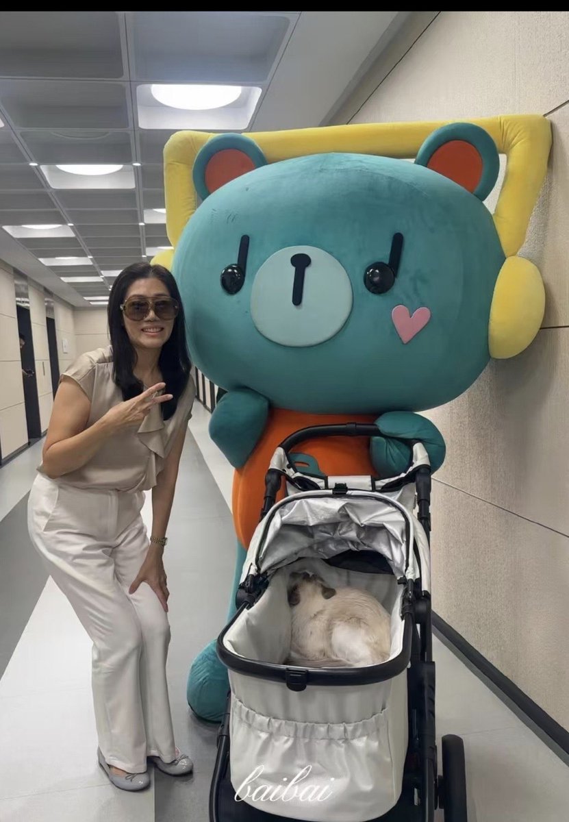 novemberprivacy's tweet photo. สิ่งนี้น่ารักมาก พ่อแม่ของภูวินทร์พาลูกแท้ๆของภูวินทั้งสองคนมาอยู่ในเฟรมเดียวกัน ลูกสาวคนโตกับลูกชายคนเล็กอยู่ด้วยกันน่ารักมาก  🥺🥺 พี่สาวฮานะน่าจะกลัวคนเยอะ พี่เพิ่มเลยอ่อนโยนกับพี่สาวมาก ค่อยๆเข้าหาพี่ พูดจาก็เพราะ อยากถ่ายรูปกับพี่และคุณย่าด้วยโดยมีคุณปู่ที่ใส่เสื้อคอลใหม่ของพ่อพ่อภูวินมาคอยถ่ายรูปให้ด้วย บ้านตั้งอบอุ่นมาก ทุกคนรักเพิ่มพูนมากๆ🥰 รักแบบพิเพิ่มคือคนในครอบครัวจริงๆมีสถานนะเป็นหลานคนเล็ก น้องชายของพี่ฮานะเลย อุ๊งอิ๊งใจและมีน้ำตามาก 🥹💕 #PERMPOON
