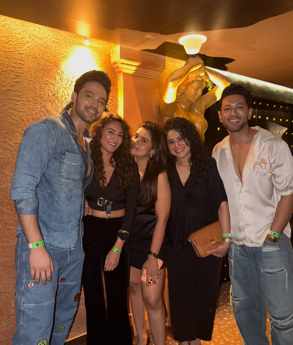 parthxtamanna11's tweet photo. THIS JUST MADE MY DAY ERICA AND PARTH IN ONE FRSME AFTER A LOMG TIME , IT JUST GIVES ME NOSTALGIA SO HAPPY TO SEE THEM ALL TOGETHER AGAIN 🥹🧿🫶🏻
#parthsamthaan
#ericafernandes
#kzk2 
#anupre https://t.co/HHWCeS7SEB