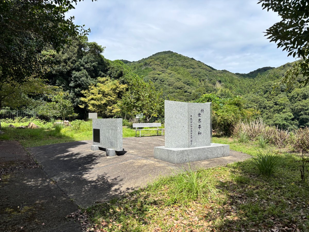 aizu_story's tweet photo. 慶応4年8月23日、燃え上がる城下を望みながら飯盛山で散った白虎隊士たち⚔️

その中で唯一、喉を突いて倒れていたところを救われ、奇跡的に生還した15歳の少年がいました。

『飯沼貞吉』です✨

彼を救ったのは偶然通りかかった農婦でしたが、その後に彼を引き取り、命懸けで守り育てたのは、敵軍であった

『長州藩士・楢崎頼三』でした✨

頼三は貞吉を故郷である長州（山口県美祢市美東町大田）へ連れ帰り、周囲には甥と偽って楢崎家で温かく養育しました

激しい戊辰の戦火の中にあって、敵味方の垣根を越え、一人の傷ついた少年を慈しんだ頼三と美祢の人々の温かな情愛❤️‍🔥

その愛に包まれ、貞吉は深く学び、やがて逓信省の技師として日本の通信網を支える大人物へと成長していきました🛤️

恩讐を越えた人間愛と、命の尊さ

9月24日の白虎隊墓前祭を前に、この美しくも切ない歴史の絆に静かに想いを馳せたいと思います🏯🕊️✨

人物写真public domain