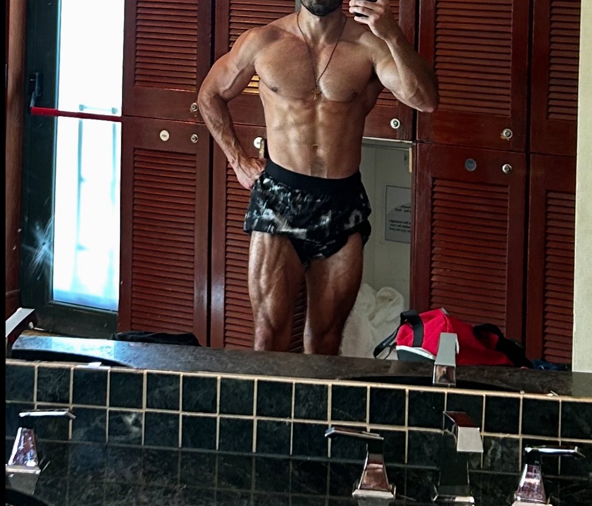 D3158G's tweet photo. Settle the debate: is swole or shredded better? https://t.co/zHUTahiIum