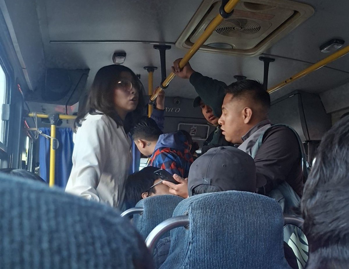 Hechizero_38's tweet photo. ⚠️ ALERTA DE SEGURIDAD / MODO DE OPERACIÓN EN TRANSPORTE PÚBLICO ⚠️
​Denuncian el robo a una joven en la ruta que va sobre Periférico - IPETH hacia Xilotzingo (Puebla). Operan en grupo de al menos 6 personas:
​La mujer de espaldas (mezclilla y gris): Cómplice.
​El sujeto con el celular en la mano frente a ella: Cómplice.
​El sujeto de gorra: Cómplice.
​Modo de operar: Se agrupan cerca de la víctima, usan sus bolsas/mochilas para tapar la vista de los demás pasajeros y le quitan el celular.
​Engañaron a la joven diciéndole que le devolverían el teléfono a cambio de una recompensa para hacerla bajar con ellos...🚨
​@SSC_Pue @SETRAPuebla @PueblaFiscalia @GOB_Puebla #Puebla #AlertaPuebla #SeguridadPuebla
