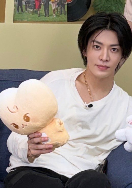 ioyudons's tweet photo. doyu holding each other’s som moong chill dolls 🥹 missing them so much… https://t.co/raDtPn1osj