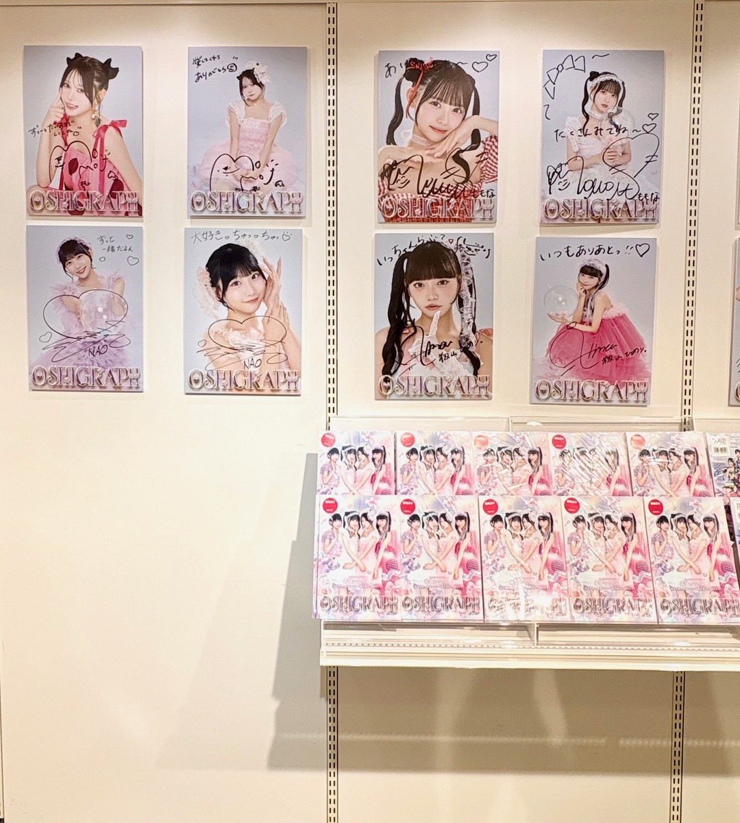 takanenofficial's tweet photo. 💛🩷お知らせ🎀💙

“推し”グラフィックマガジン
『オシグラフ Vol.4』発売記念
高嶺のなでしこ特別パネル展が開催中！📋

#高嶺のなでしこ より
城月菜央 (@nao_kizuki )
橋本桃呼 (@MomokoHashimoto )
松本ももな (@momonamatsumoto )
籾山ひめり (@himeri_momiyama )の
直筆サイン入りパネルが展示されております✍🏻🌸

🗓️~9月27日(日)
📍HMV&BOOKS SHIBUYA

開催期間中に対象店舗で
《抽選券付き オシグラフ vol.4》を
ご購入いただいた方の中から抽選で
直筆サイン入り展示パネルプレゼント！🎁

ぜひチェックお願いします🪄

@oshigraph #オシグラフ 
#たかねこ