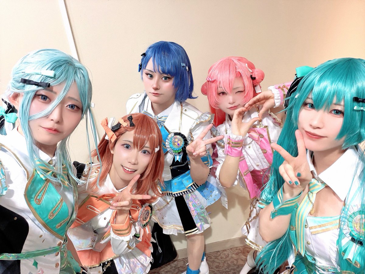 pj_WORLDofSEKAI's tweet photo. 本日は #コスダン お疲れ様でした❣️
久々わーせかはモモジャンで出演してきました☘️✨
-セトリ-
パラソルサイダー
はしる! とおく! とどく!
Polar Star
あなたしか見えないの
ルマ
スターダストレイン
はぐ
感謝祭衣装も💐いかがでしたか〜?
感想はハッシュタグまで💌💭
#WORLDofSEKAI #わーせか https://t.co/TSfIOyTlMf