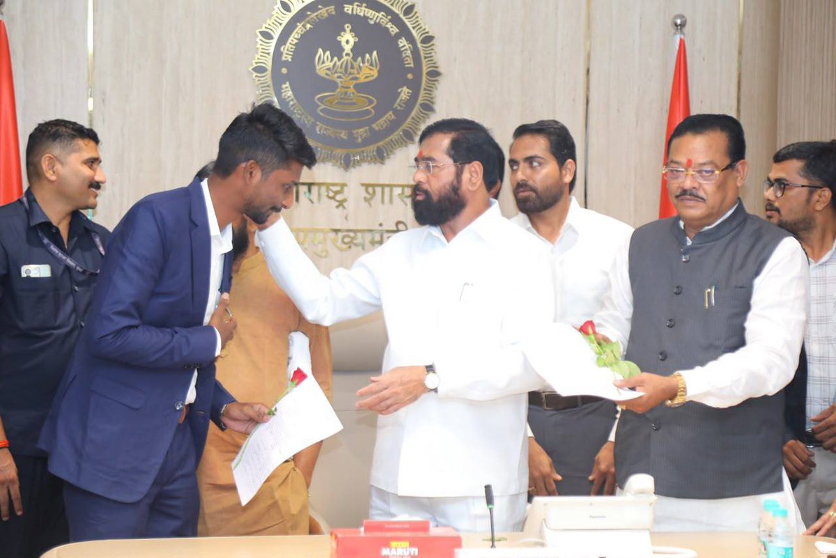 mieknathshinde's tweet photo. 📍 मुंबई |

#एमपीएससी परीक्षेत पात्र ठरलेल्या ३९ उमेदवारांना आज सामाजिक न्याय विभागातील सहाय्यक आयुक्त (गट अ) पदासाठी नियुक्तीपत्रे सुपूर्त केली. याप्रसंगी या सर्वांना झालेल्या नियुक्तीबद्दल सन्मानित करून भावी वाटचालीसाठी शुभेच्छा दिल्या. 

या��ेळी सामाजिक न्याय मंत्री संजय शिरसाट, रोजगार हमी मंत्री भरतशेठ गोगावले, सामाजिक न्याय विभागाचे अतिरिक्त मुख्य सचिव हर्षदीप कांबळे उपस्थित होते.

#MPSC #SocialJustice #EknathShinde #Maharashtra
@SanjayShirsat77