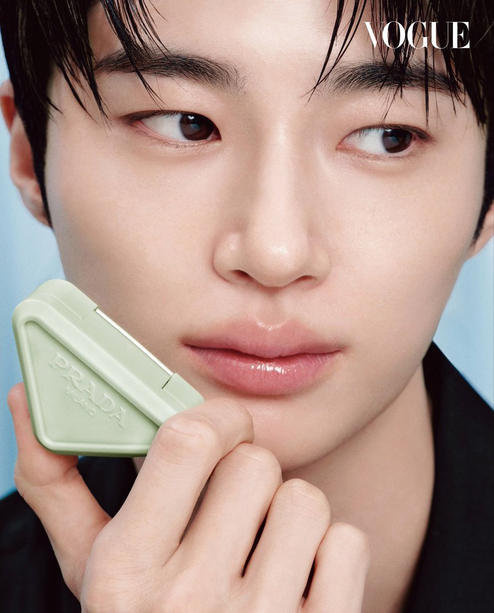 ws_overload's tweet photo. 천상계 위에 뭐 있나요? 지금 거기 계신 것 같은데 
#변우석x프라다 https://t.co/eYGBs1F23f