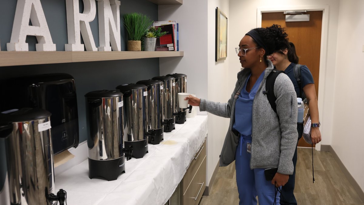 UFMedicineJax's tweet photo. Coffee, please! Medical and PA students were all smiles for their morning brew in celebration of #UFCOMWeek. College leadership also showed appreciation for the hard work and dedication they bring to their education and training here at the UF College of Medicine – Jacksonville. https://t.co/iB089Zyppy