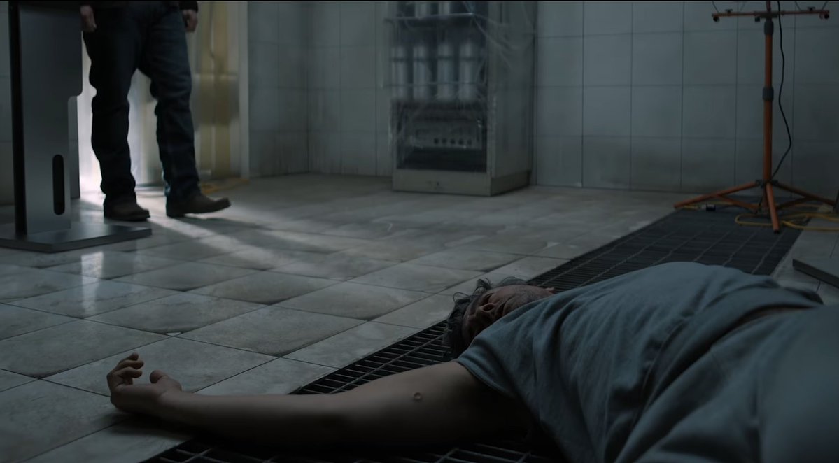 Cookin_meth's tweet photo. Walk with me...
I think I've solved #lanterns!!!

Hal is not dead, He is cloned

- It all goes back to the slaughterhouse scene.. and this particular scene from the midseason trailer.

- Hal is laying on the ground of same slaughterhouse, not a prison (notice the drapes??)  

1/4 https://t.co/RgAUQVmJuc