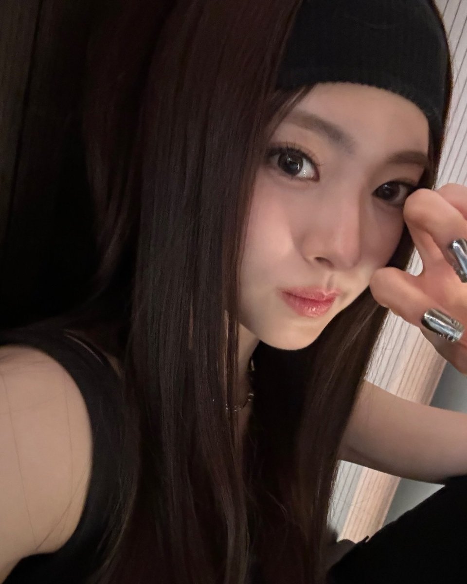 kwkwng's tweet photo. 안나 셀카 중에 젤 좋아하는겄 https://t.co/oNVXnd0Lbn