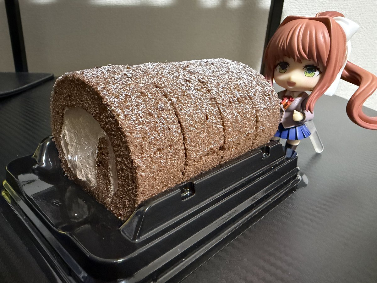 miham_moni's tweet photo. ごめんなチビニカ、この時間はもうコンビニのロールケーキしか無かったんだ🥲 https://t.co/K3PjwHlKDJ