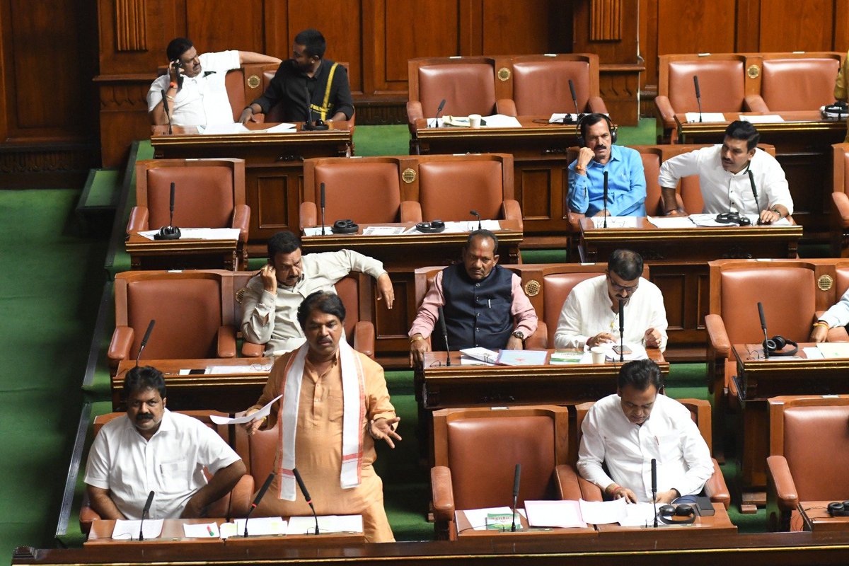 RAshokaBJP's tweet photo. ಇಂದಿನ ವಿಧಾನಸಭಾ ಅಧಿವೇಶನದಲ್ಲಿ ಕರ್ನಾಟಕದ ಮಲೆನಾಡು ಹಾಗೂ ಪಶ್ಚಿಮ ಘಟ್ಟಗಳ ಜನಜೀವನದ ಮೇಲೆ ಗಂಭೀರ ಪರಿಣಾಮ ಬೀರುವ ಕಸ್ತೂರಿ ರಂಗನ್ ವರದಿ ಹಾಗೂ ರಾಜ್ಯವನ್ನು ಕಾಡುತ್ತಿರುವ ಭೀಕರ ಬರ ಪರಿಸ್ಥಿತಿಯ ಕುರಿತು ನಡೆದ ಚರ್ಚೆಯಲ್ಲಿ ಭಾಗವಹಿಸಿದ ಕ್ಷಣಗಳು.

#AssemblySession 
#CongressFailsKarnataka https://t.co/ZWHtnmeVIC