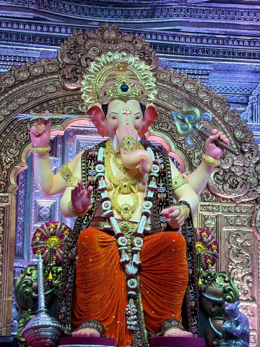 princegupta3456's tweet photo. लालबाग के राजा के चरणों में कोटि-कोटि नमन 🙏🚩 https://t.co/wuMec1RhsG