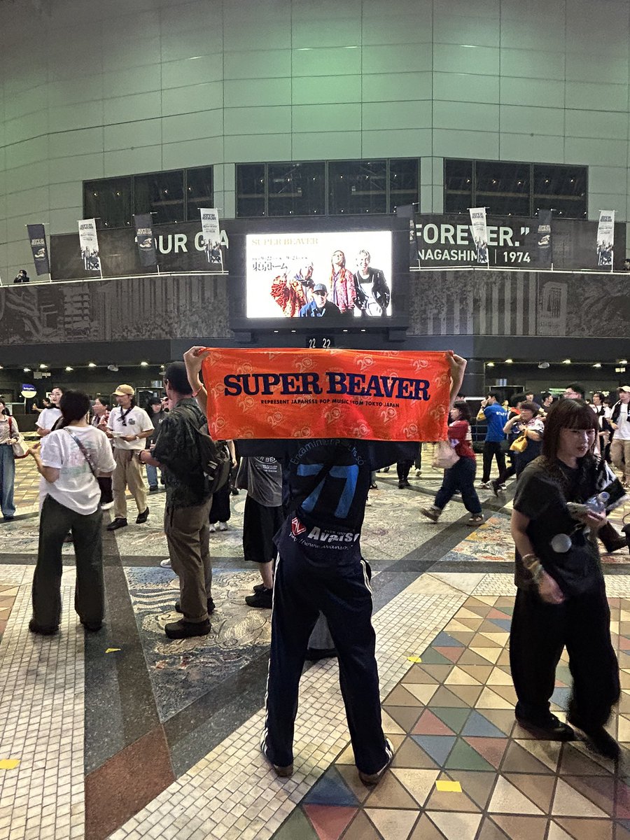 futto0613's tweet photo. 序盤から終盤まで駆け抜けたままLIVEが終わるっていう最高のプレイリストでずっとアツ過ぎた🔥🔥
フルマラソンの練習をしたままLIVEを見たけど、終わった時には気付いたら脚の疲れが癒えてた。（笑）
LIVEには、身体の回復力があると改めて思う日でした。
#superbeaver 
#邦ロック
#最前線 https://t.co/s59wknJmhq