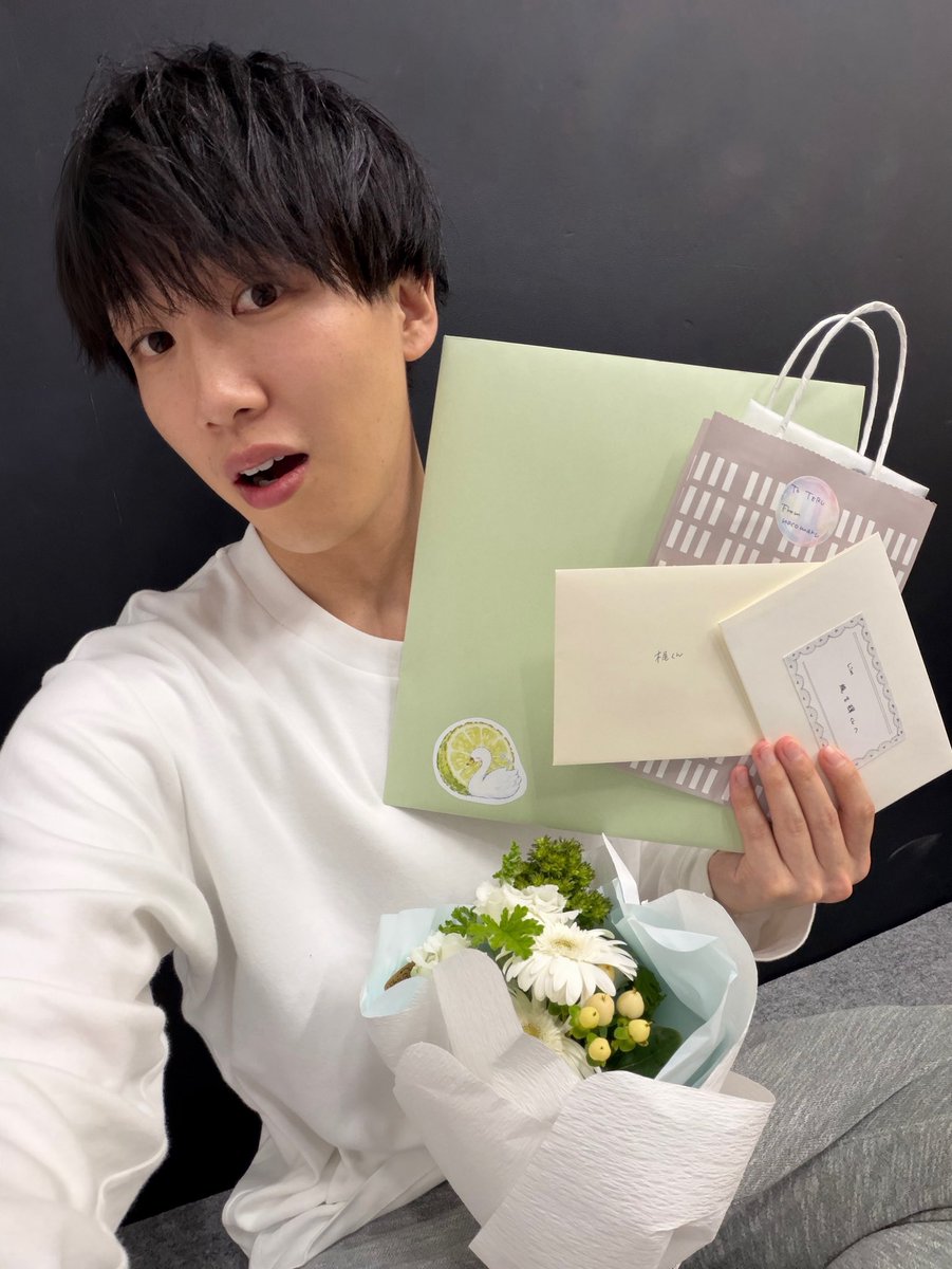 mirainobigstar's tweet photo. Limを卒業された先輩方、
繋いでくれてありがとうございました。

どんな時もたくさん応援してくれたmilのみんな、
出逢ってくれて支えてくれて、本当にありがとうございました。

メンバーのみんな...大好き。

まぁぜまぁぜ🦢🤍

#GEKIDANTOHAIFANMEETING 
#Lim https://t.co/RB8PR3HlXw