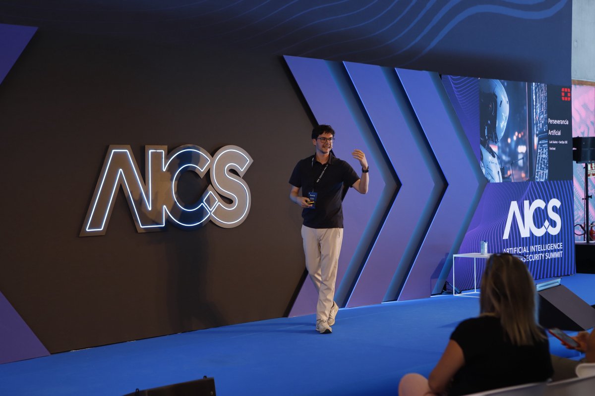 aics_summit's tweet photo. Retomamos la programación de #AICS2026 con “Perseverancia artificial”.
Luis Suárez, SecOps Specialist Sales Engineer en Fortinet, continúa esta primera jornada poniendo el foco en los nuevos escenarios que plantea la tecnología para la ciberseguridad. https://t.co/WsTnDTRvbJ