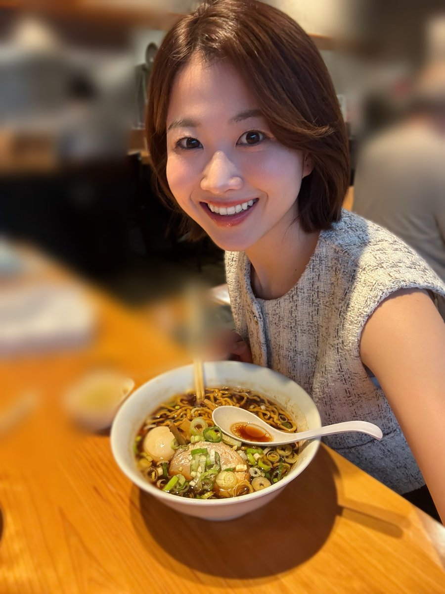 nanami_amano27's tweet photo. 衝撃の美味しさだった、富山ブラックラーメン🍜　高岡市の翔龍！

チューリップテレビ在籍中に知っていたら、通っていたなぁ、、、😭😭😭
これから、富山帰省の際は、必ず食べたーい！ https://t.co/avVkctjSal