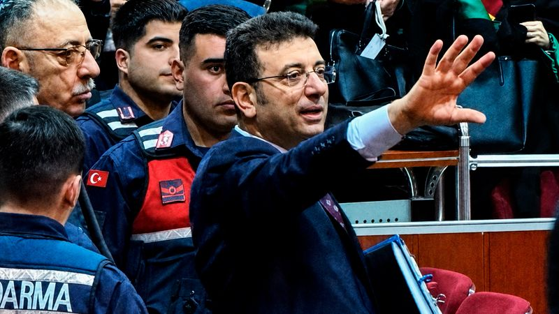 melikeozcanx's tweet photo. 🚨  Ekrem İmamoğlu, “makam aracı” davasındaki savunmasında fon soruşturmasını da gündeme taşıdı.

İmamoğlu, “Bu fon işinin içinde olanların da babalarının tarlalarını kazacaklar mı? Şoförlerini tutuklayıp onları da konuşturacaklar mı?” diye sordu.

#fonmağdurları #borsa https://t.co/ShCjwy745d