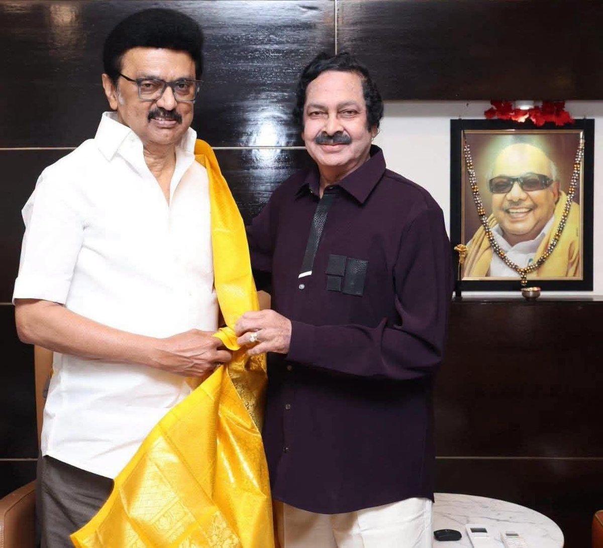 kowmaram's tweet photo. ஜெம் கிரானைட் பாலியல் வக்கிரன் வீரமணி வழக்கில்போக்சோ வழக்கில்.... ரயில்வே #SRMU பொது செயலாளர் கண்ணையாவின் மகன் #பிரகாஷ் என்பவருக்கு சென்னை விபச்சார தடுப்பு பிரிவு போலீசார் சம்மன் அனுப்பியுள்ளது!🖤❤️ https://t.co/fqvq5h0wfu