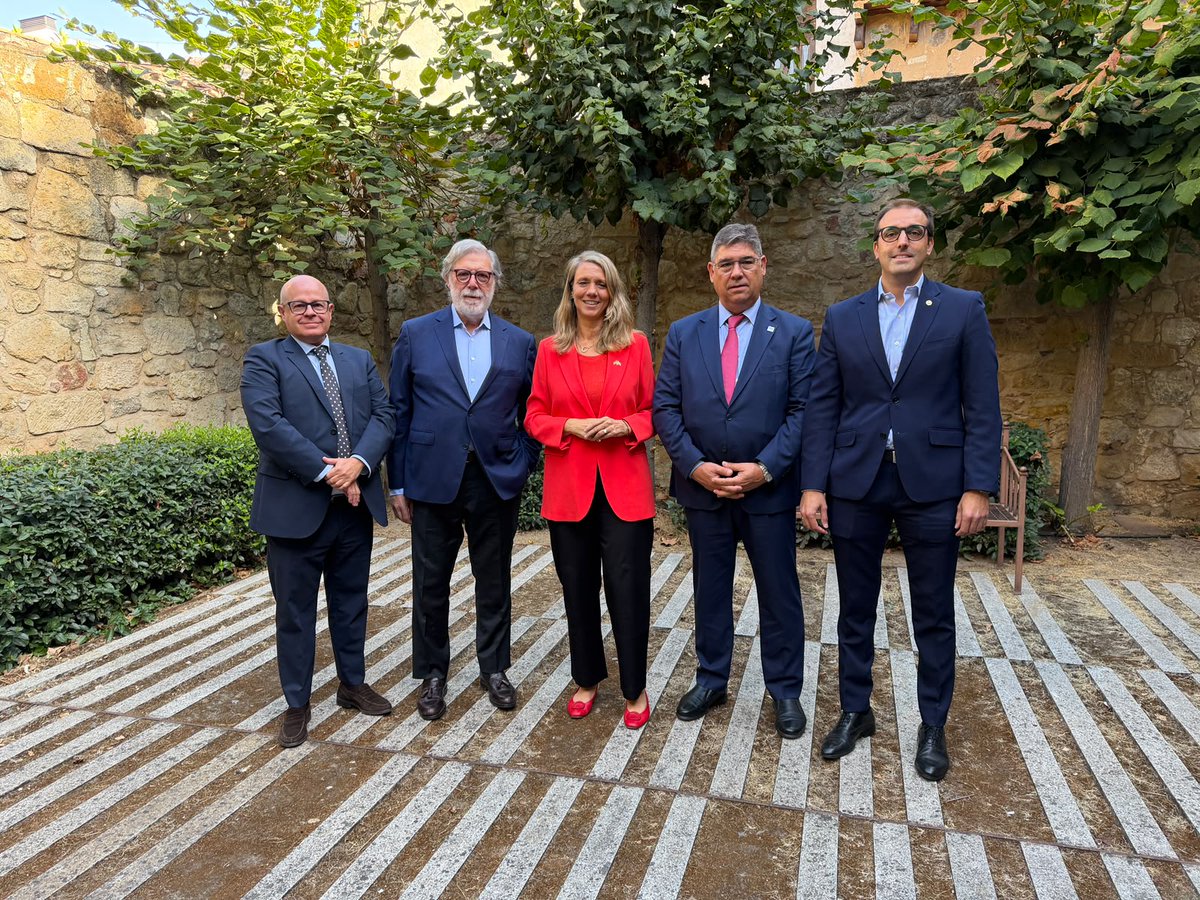 cepyme_'s tweet photo. Las #pymes dedican casi 28 horas al mes a cumplir trámites administrativos.
La #burocracia resta competitividad a las pymes y a las #microempresas.
Así lo ha expuesto la presidenta de CEPYME @angela_demiguel en el Foro #SalamancaHoy, donde ha insistido en la urgencia de aplicar el principio Think Small First