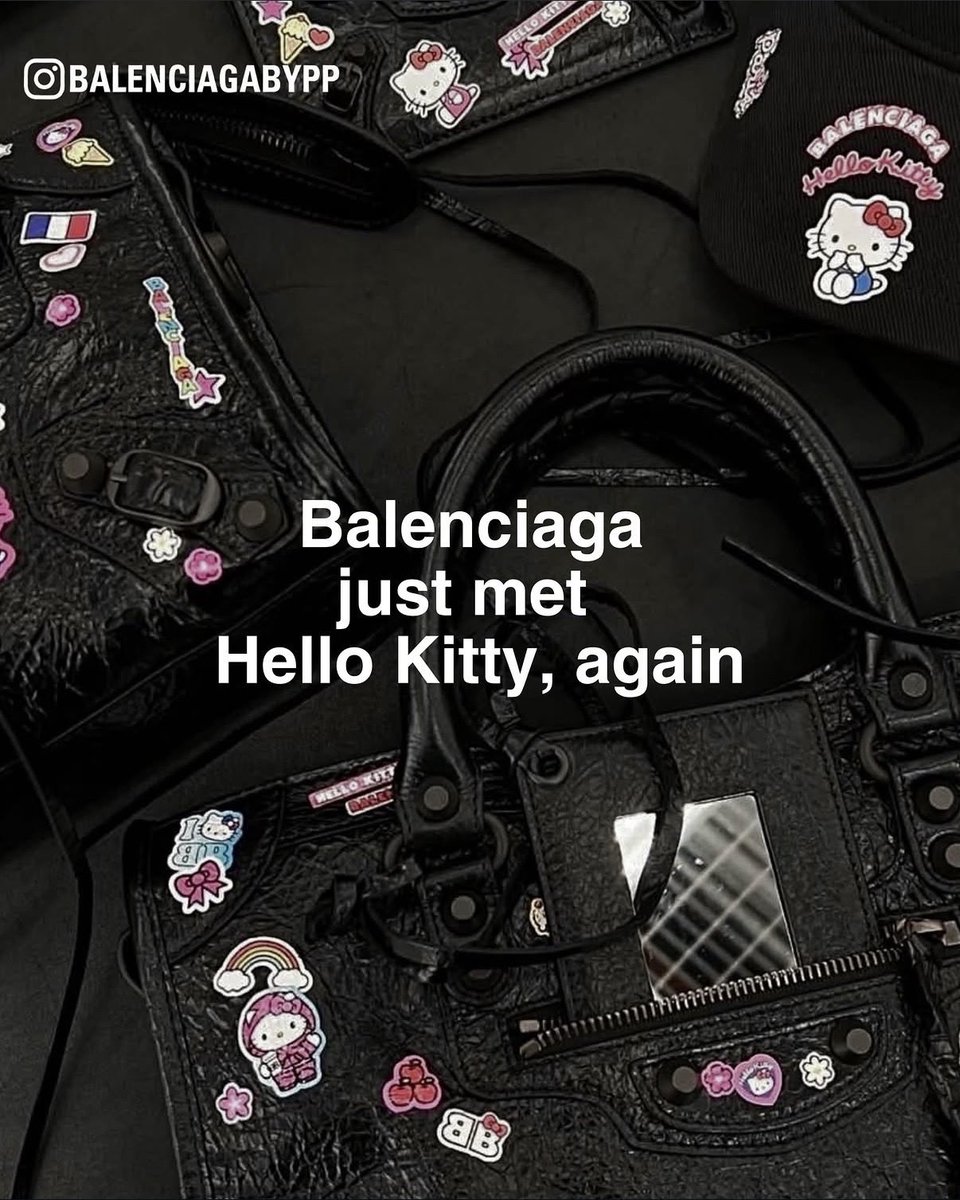 sanrio_fan_jp's tweet photo. 🌟💖【 🖤 新作コラボ速報 🖤 】💖🌟

BALENCIAGA × Hello Kittyのコラボ情報が到着✨
人気のシティバッグやキャップ、カードケースにキティちゃんやステッカー風グラフィックが散りばめられたスペシャル仕様モチーフ🛍️🖤ピンクのバッグも要チェック🎀

#Balenciaga #ハローキティ #新作バッグ https://t.co/VuP5UVdRB2