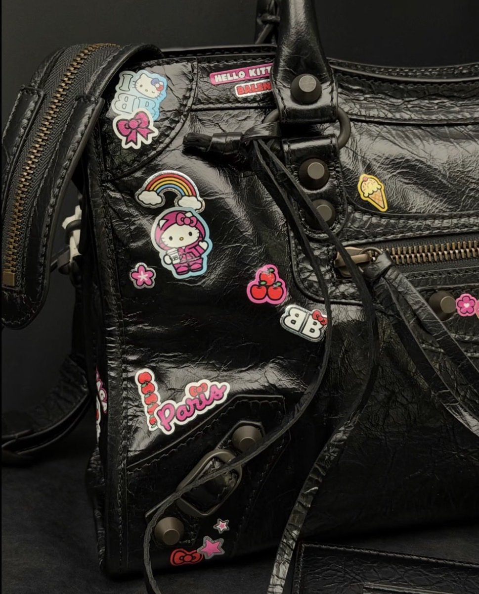 sanrio_fan_jp's tweet photo. 🌟💖【 🖤 新作コラボ速報 🖤 】💖🌟

BALENCIAGA × Hello Kittyのコラボ情報が到着✨
人気のシティバッグやキャップ、カードケースにキティちゃんやステッカー風グラフィックが散りばめられたスペシャル仕様モチーフ🛍️🖤ピンクのバッグも要チェック🎀

#Balenciaga #ハローキティ #新作バッグ https://t.co/VuP5UVdRB2