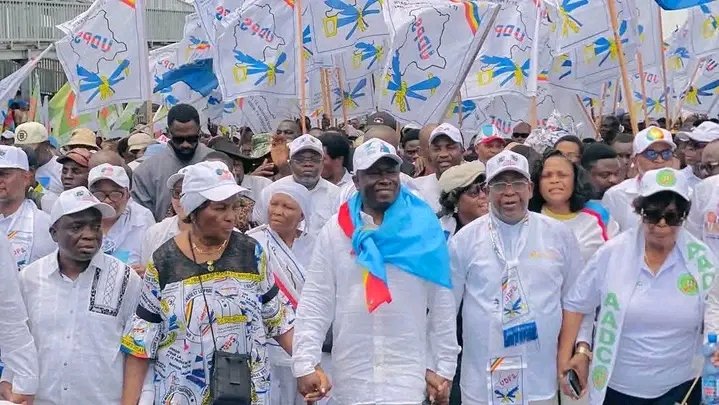Newsechos4l's tweet photo. Carton plein,Udps et ses alliés ont envahi les rues de Kinshasa ce mardi 22 septembre pour témoigner leur soutien au dialogue convoqué par le président Félix Tshisekedi https://t.co/cMNAB0upmf