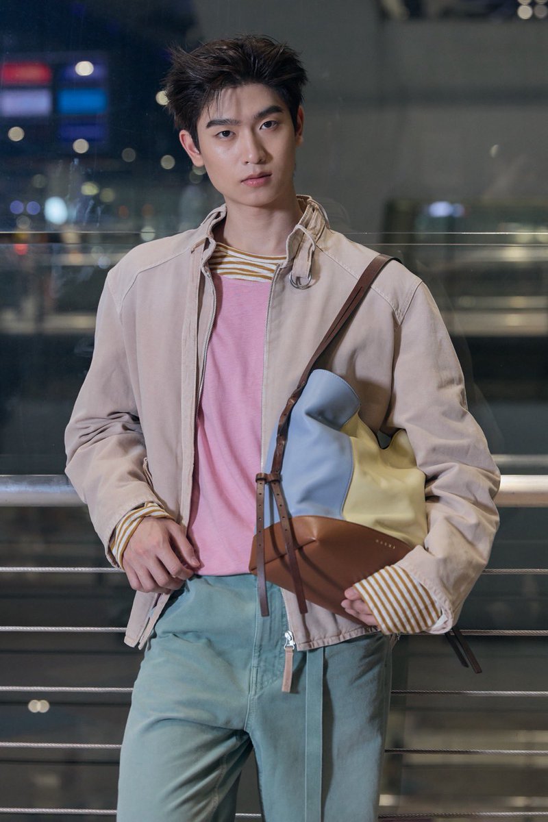 fiercebook_bkk's tweet photo. #โทมัสธีร์ทัศน์ ในลุคเสื้อยืดเลเยอร์สีชมพูและมัสตาร์ด จับคู่กับแจ็กเก็ตคอปกจีนรุ่น Giubbotto เสริมลุคด้วยกระเป๋า Pod 2.0 หนังแกะสัมผัสนุ่มสุดวินเทจจาก Marni ก่อนออกเดินทางร่วมชมแฟชั่นโชว์ SS27 ถึงมิลาน

#FiercelivebyJijie #Marni #MarniTH #Marniss27 #PATLuxuryGroup #tthomastc https://t.co/8ReyqeN9RO