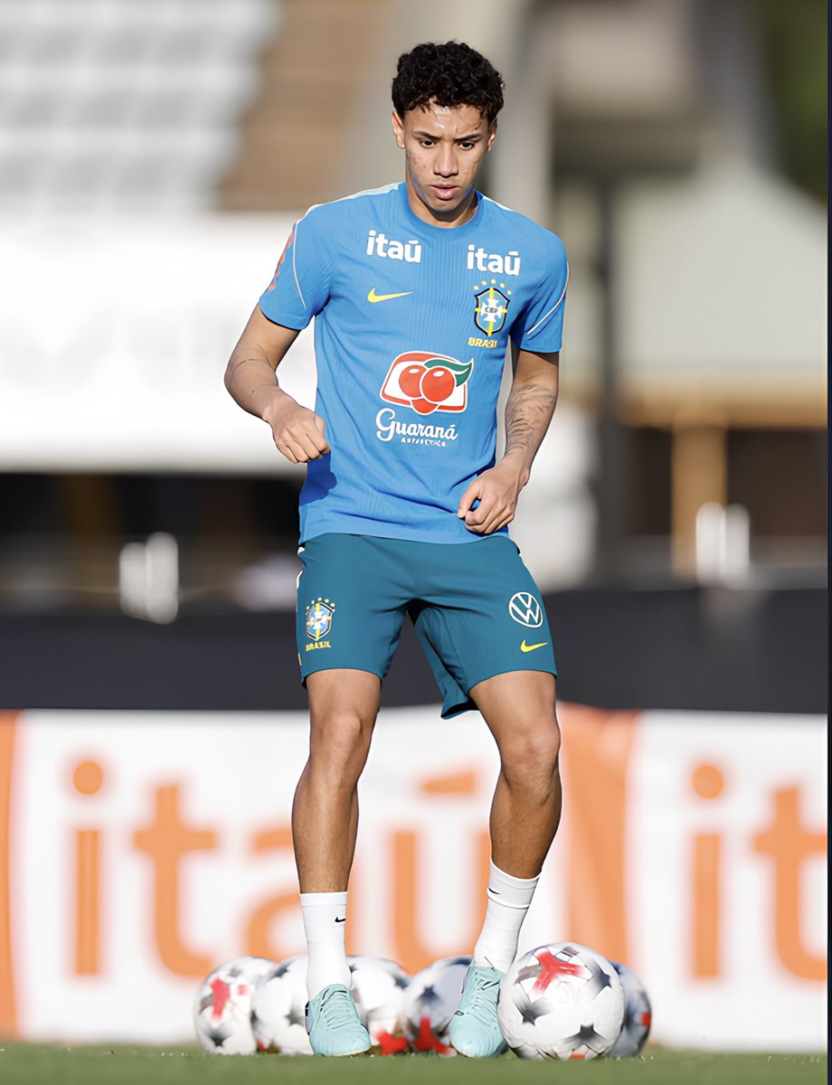 SempreSantosSFC's tweet photo. BONTEMPO NO BARCELONA?! 👀

O olheiro do Barcelona, José Manuel Barla García, estará amanhã no jogo da Seleção Brasileira.

Ele observa Arthur Dias, Breno Bidon e Gabriel Bontempo.

O mesmo scout esteve na Vila recentemente e teria se “encantado” por Bontempo.

📸 @CBF_Futebol https://t.co/6wu5pJ1lg3
