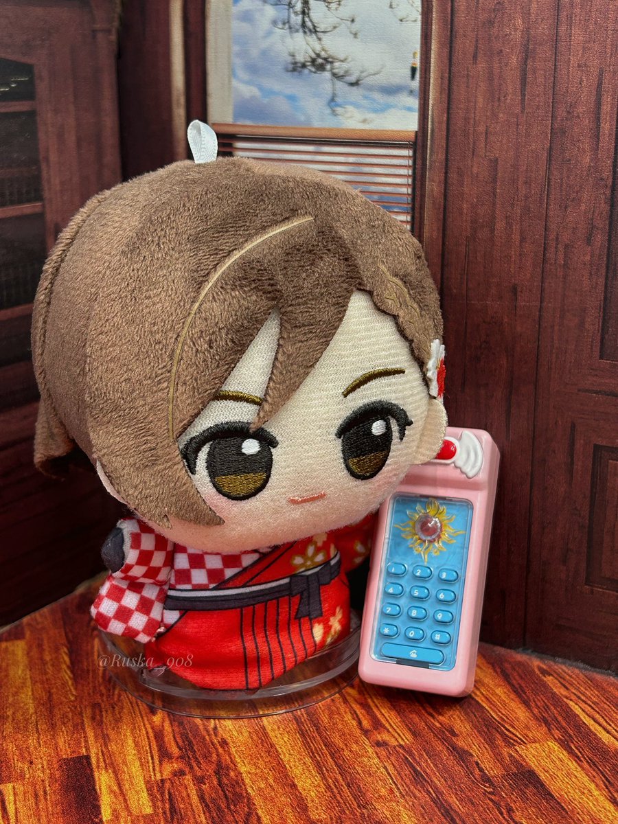 Ruska_908's tweet photo. カプセルトイのお店のオモ写スポットにて。さくらちゃんの電話を使うめいちゃん。
#MEIKO https://t.co/7VusAtAQ7x