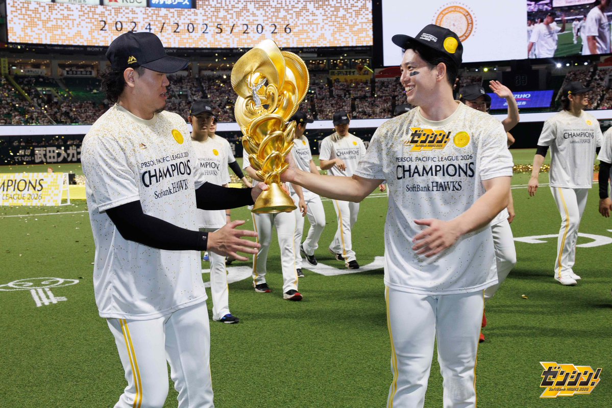 HAWKS_official's tweet photo. 本日の試合終了後にリーグ優勝セレモニーを実施しました。

残りのシーズン、そしてCS、日本シリーズと引き続き熱いご声援をよろしくお願い申し上げます。

#sbhawks #全員でゼンシン https://t.co/vMtrbYDAD4