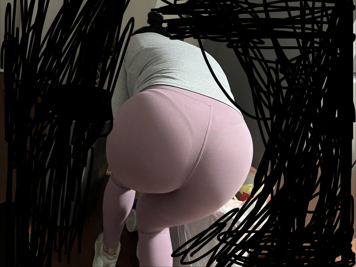 Girthisworth001's tweet photo. Big ass butt mom (reupload)#candid #sexymom comment what you would do with this ass https://t.co/9wIWi9AzxH