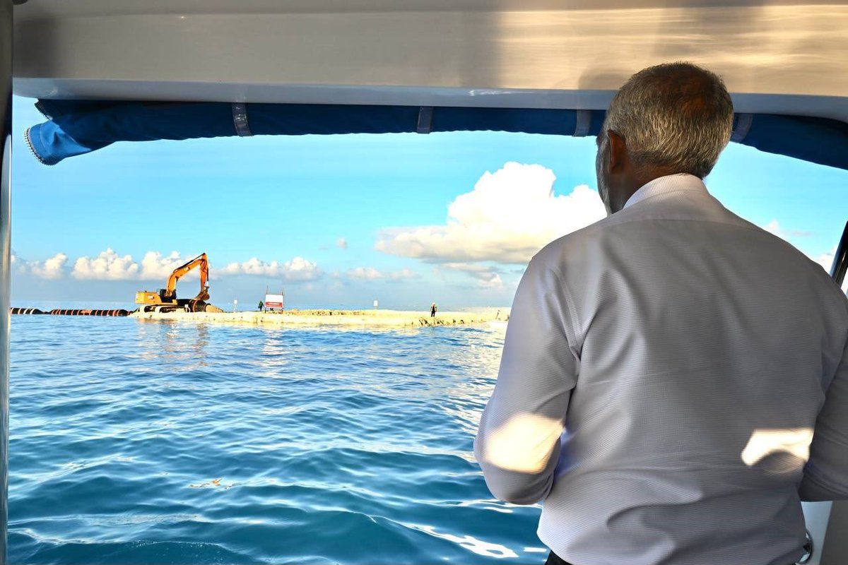 Mamdooh_Yoonus's tweet photo. ރާއްޖޭގެ ތާރީޚުގައި ގެނެވޭ އެންމެ ބޮޑު އިންވެސްޓްމަންޓް ކަށަވަރުވެގެން ދިޔުމުގެ މަރުޙަބާއާއި ޝުކުރު ރައީސް @MMuizzu އަށް އަރިސްކުރަން. 

މިތާރީޚީ އިންވެސްޓްމަންޓާއެކު؛ 
5،000 ހައުސިންގ ދިވެހީންނަށް ކަށަވަރު ކޮށްދޭނެ.

އަދި މިއިންވެސްޓްމަންޓުގެ ކާމިޔާބާއެކު؛
50،000 އަށް ވުރެ ގިނަ ސީދާ އަދި ނުސީދާ ވަޒީފާގެ ފުރުސަތު އުފެދިގެންދާނެ. 
އަހަރަކު މަދުވެގެން، 1،000،000 ފަތުރުވެރީން އައުމުގެ މަގު ފަހިކޮށްދޭނެ.
އަހަރަކު، 2،000،000،000 ޑޮލަރުގެ އާމްދަނީއެއް، ފަތުރުވެރިކަމުގެ ސިނާއަތުގެ ތެރެއިން އުފެއްދުމަށް މަގު ކޮށައިދޭނެ.

ރައީސް ޑރ. މުޢިއްޒުގެ މިސަރުކާރުން ރާއްޖޭގެ ތާރީޚު ދެކެފައިނުވާވަރުގެ ބޮޑު މިއިންވެސްޓްމަންޓު ކަށަވަރު ކުރީ، ރާއްޖޭގެ އެންމެ އަކައިންޗި އެއްވެސް ބޭރުގެ ބަޔަކަށް ވިއްކާ ނުލާ. ޖީލުން ޖީލަށް ދަރަނިވެރިވާނޭ ފަދަ އެއްވެސް ކަމެއް ނުކޮށް. 

ވެރިކަން ކުރި އެހެން ވެރީންނާއި ޕާޓީތަކުން ޤައުމުގެ ހަރުމުދާތައް ވިއްކާ، ޖީލުން ޖީލަށް މިގައުމު ދަރުވާލީ، ދިވެހީންނަށްޓަކާ ވެރިކަން ނުކޮށް، އެންމެ ފުރަތަމަ ޤައުމު އިސްނުކޮށް، އަމިއްލަ އެދުމަށް ވެރިކަން ކުރީމަ. 

ރައީސް ޑރ. މުޢިއްޒުގެ މިސަރުކާރުން ކަށަވަރުކަމާއެކު އަބަދުވެސް، ވެރިކަން ކުރާނީ، ‘އެންމެ ފުރަތަމަ ޤައުމު’ އިސްކޮށް، ދިވެހީންނަށްޓަކާ. 

އަނެއްކާވެސް ހާމަވެގެން މިދިޔައީ، އިދިކޮޅު ފަރާތްތަކުން، މިސަރުކާރަކަށް ބޭރުގެ އިންވެސްޓްމަންޓްތައް ނުގެނެވޭނެ ކަމަށް، ބޭރުގެ އިންވެސްޓަރުންގެ އިތުބާރު ރާއްޖެއަށް ނެތްކަމަށް ބުނެ، ދައްކަމުން ދިޔަ ވާހަކަތަކަކީ، އަބަދުވެސް އެކަންވާހެން، ކަނޑައެޅިގެން ރޯބުހުތާނު ދޮގުކަން. އާރު ނުލާ ސިޔާސީ ހުސް ވާހަކަކަން.

#Muizzu2028